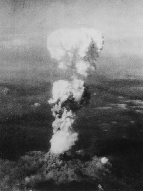 Рис. 38. Атомный взрыв в Хиросиме 6.08.1945 г.
